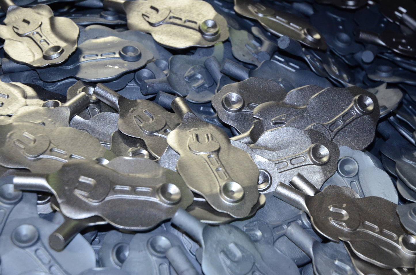 LCO0012G Bottle Opener (24K pure gold ion plated finish. The material of the product itself is CR-V.)