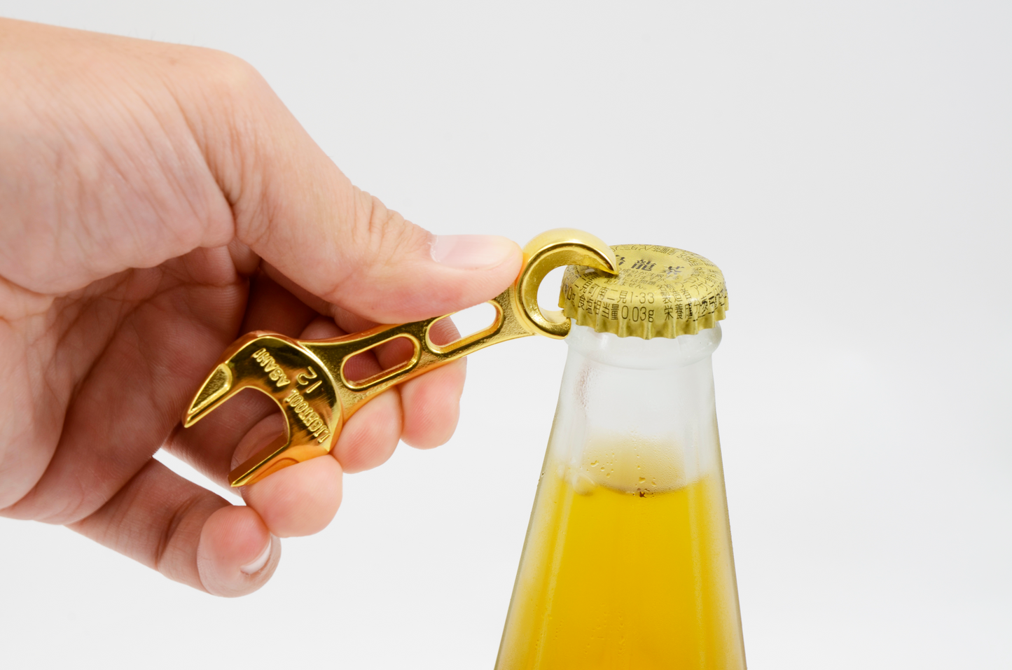 LCO0012G Bottle Opener (24K pure gold ion plated finish. The material of the product itself is CR-V.)